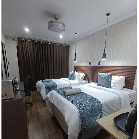 Delux Guesthouse Volksrust Bagian luar foto