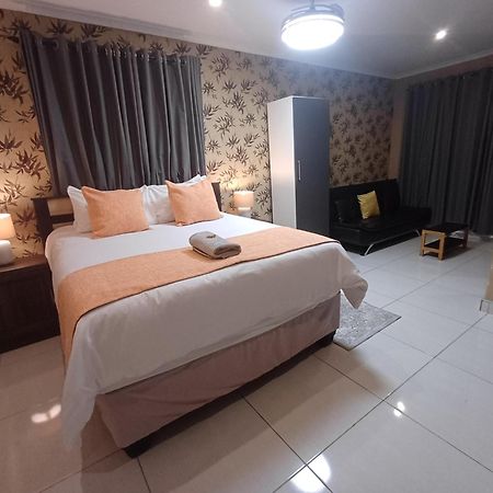 Delux Guesthouse Volksrust Bagian luar foto