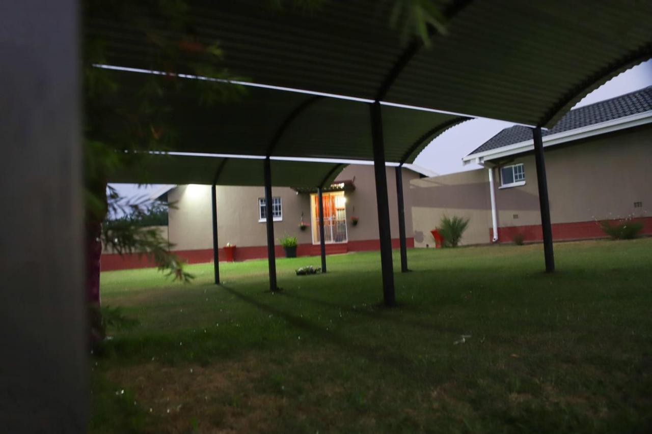 Delux Guesthouse Volksrust Bagian luar foto
