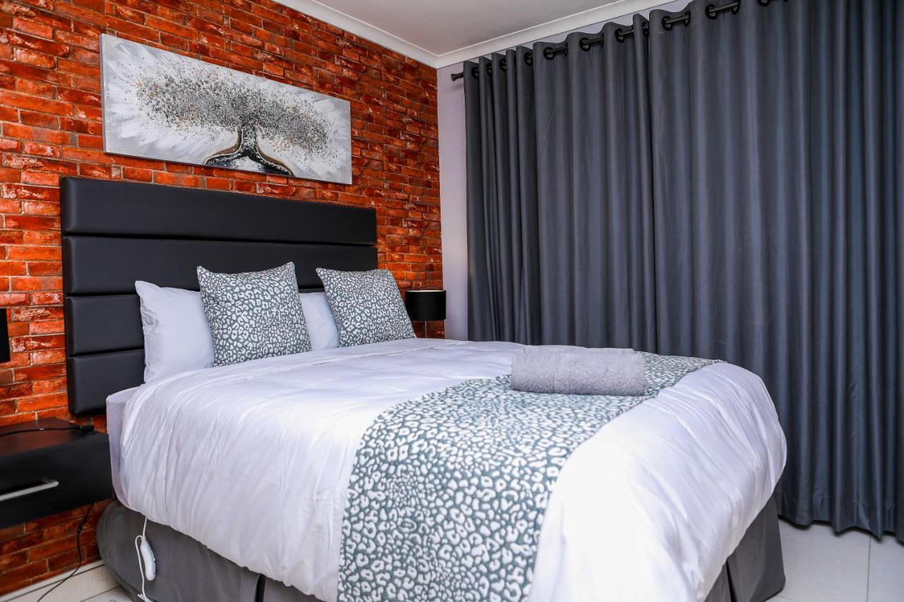 Delux Guesthouse Volksrust Bagian luar foto
