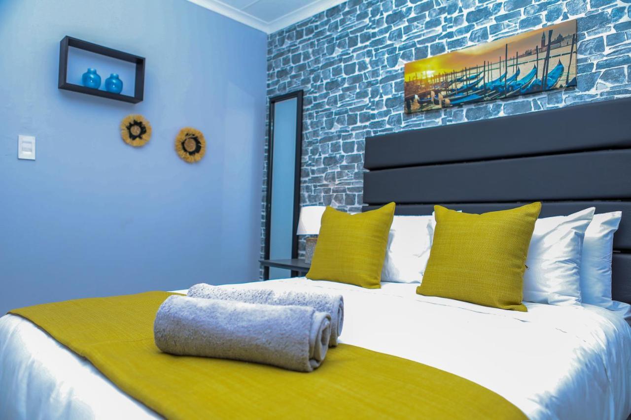 Delux Guesthouse Volksrust Bagian luar foto