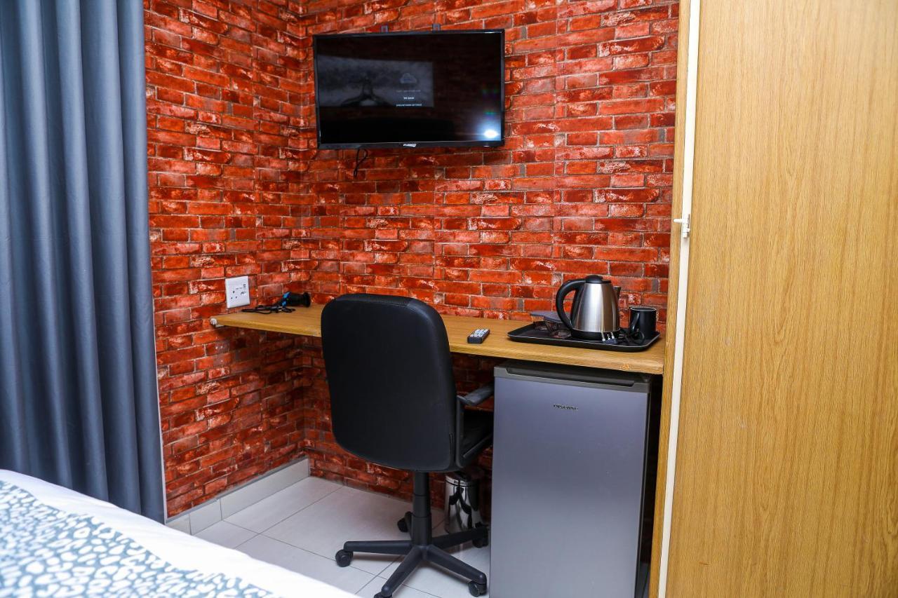 Delux Guesthouse Volksrust Bagian luar foto