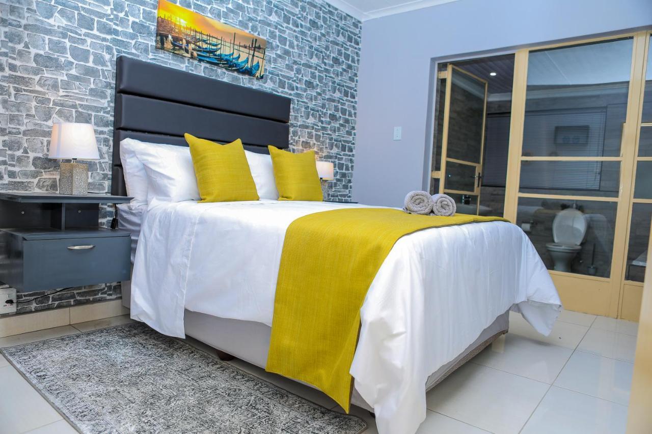 Delux Guesthouse Volksrust Bagian luar foto