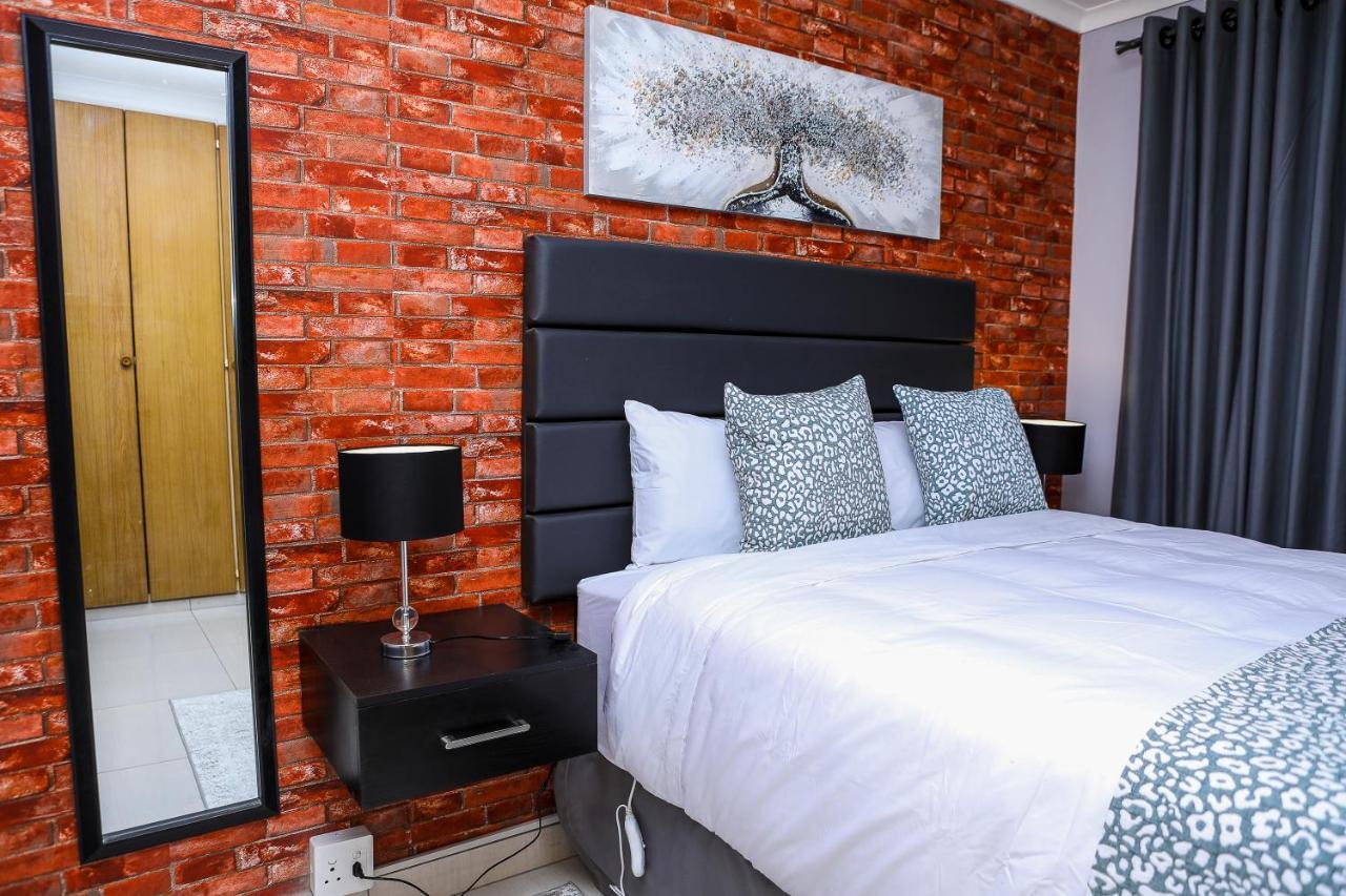 Delux Guesthouse Volksrust Bagian luar foto