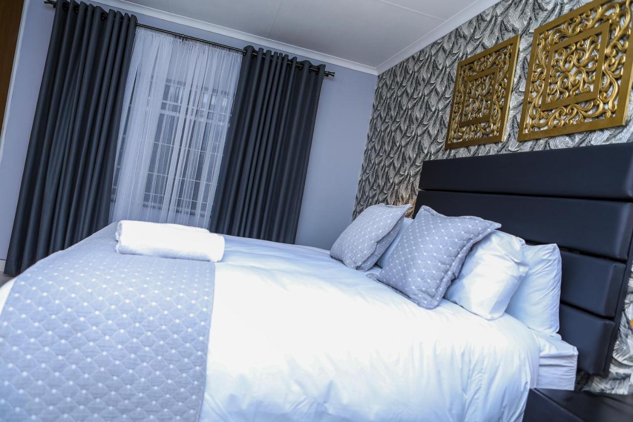 Delux Guesthouse Volksrust Bagian luar foto