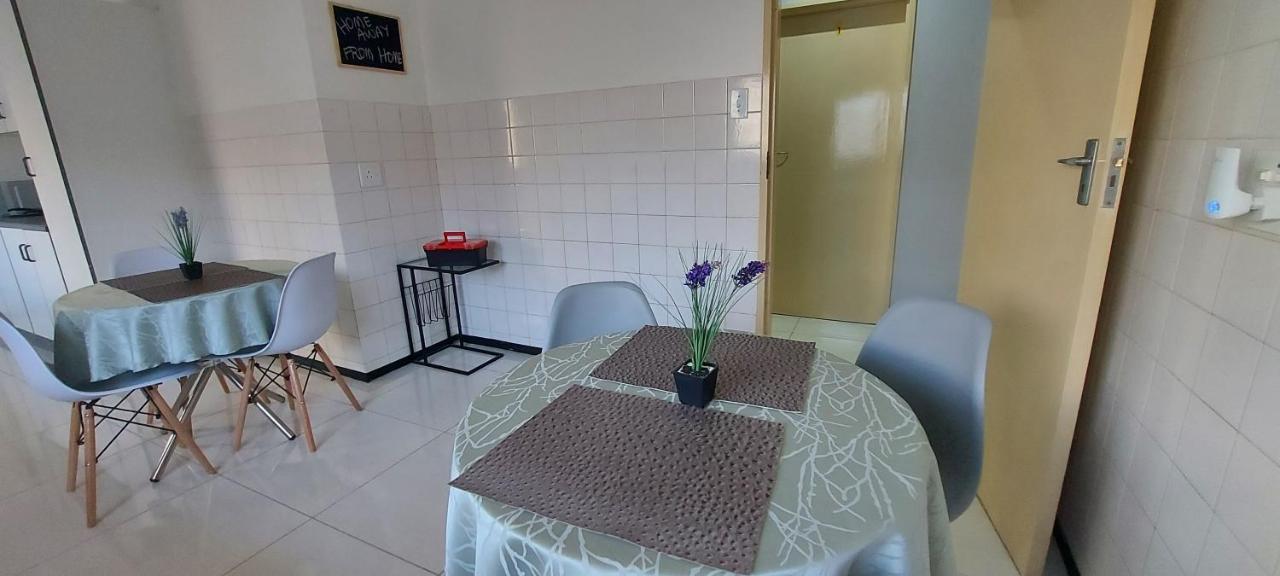 Delux Guesthouse Volksrust Bagian luar foto