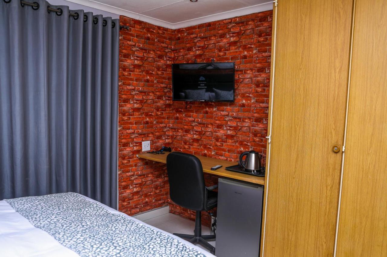 Delux Guesthouse Volksrust Bagian luar foto