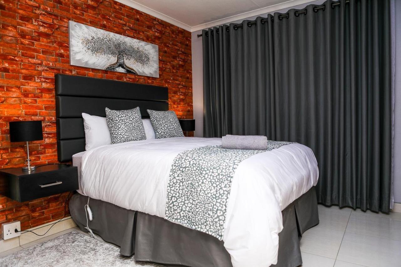 Delux Guesthouse Volksrust Bagian luar foto
