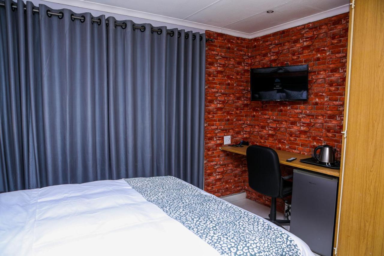 Delux Guesthouse Volksrust Bagian luar foto