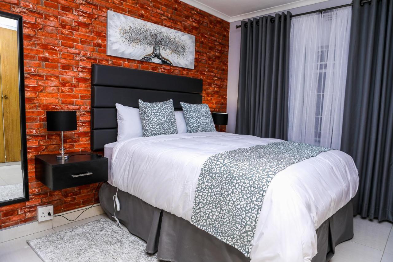 Delux Guesthouse Volksrust Bagian luar foto