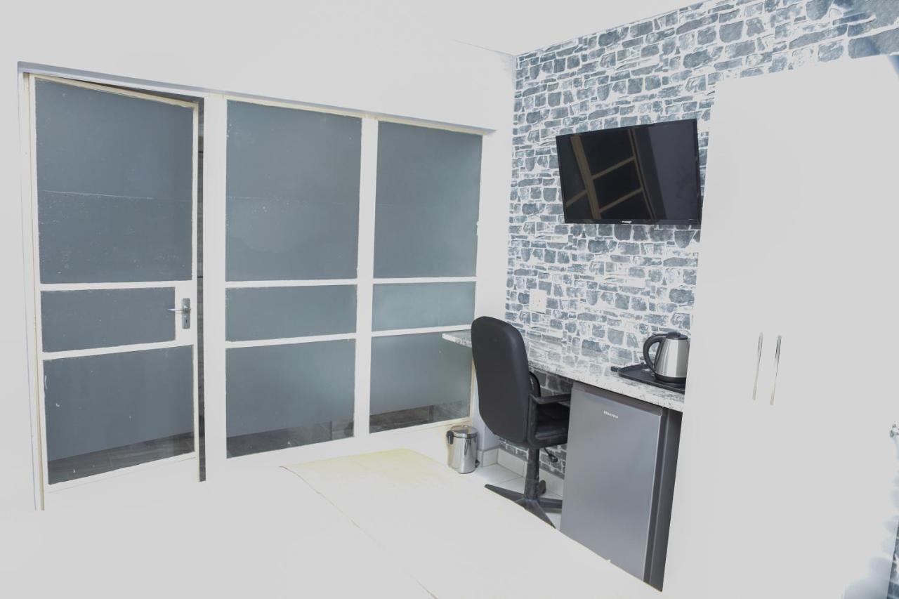 Delux Guesthouse Volksrust Bagian luar foto