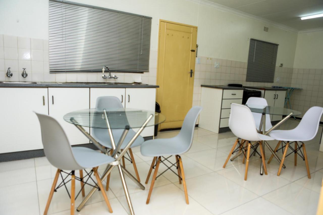Delux Guesthouse Volksrust Bagian luar foto