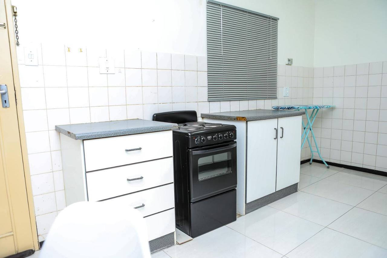 Delux Guesthouse Volksrust Bagian luar foto