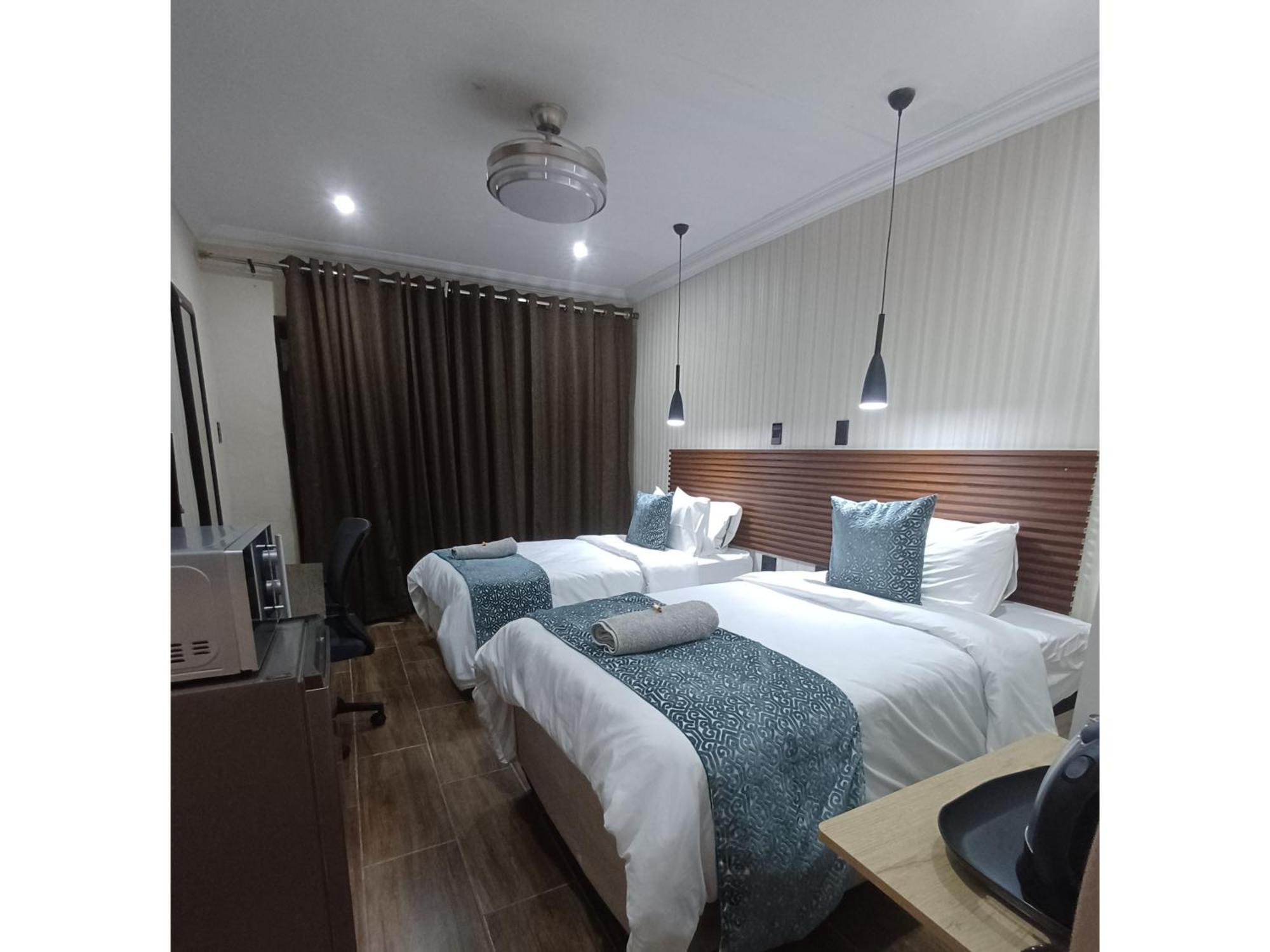 Delux Guesthouse Volksrust Bagian luar foto