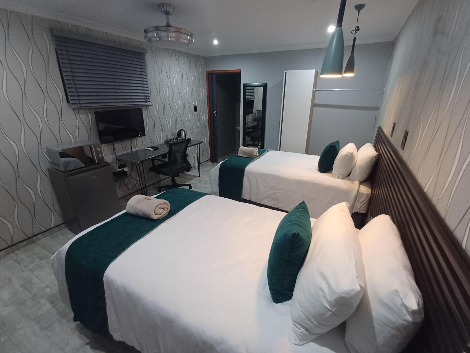 Delux Guesthouse Volksrust Bagian luar foto