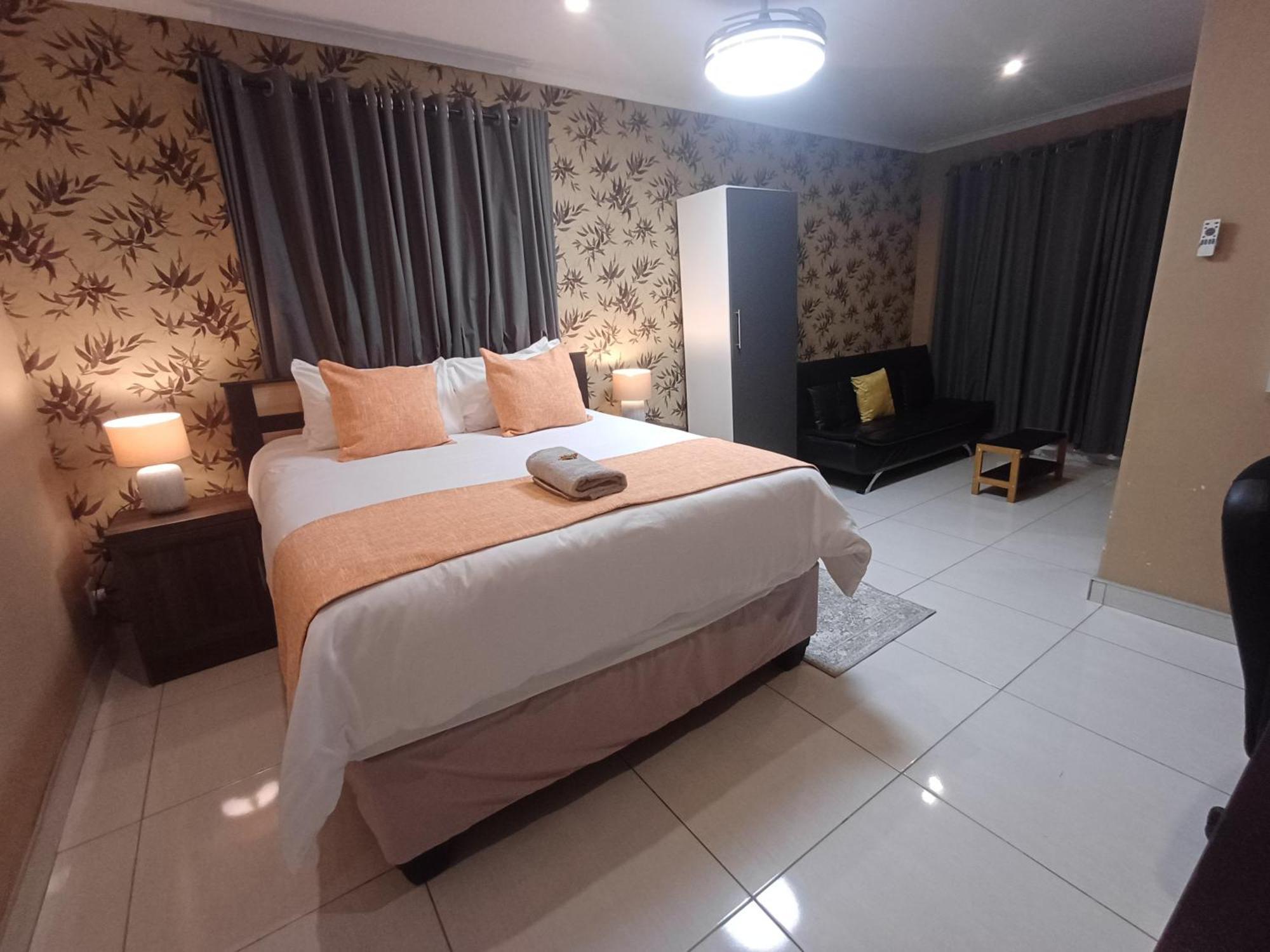 Delux Guesthouse Volksrust Bagian luar foto
