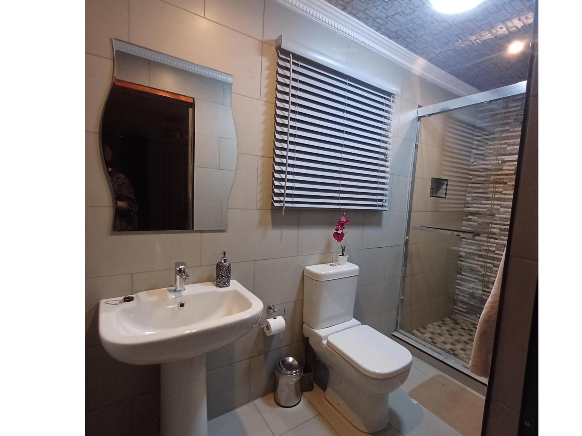 Delux Guesthouse Volksrust Bagian luar foto