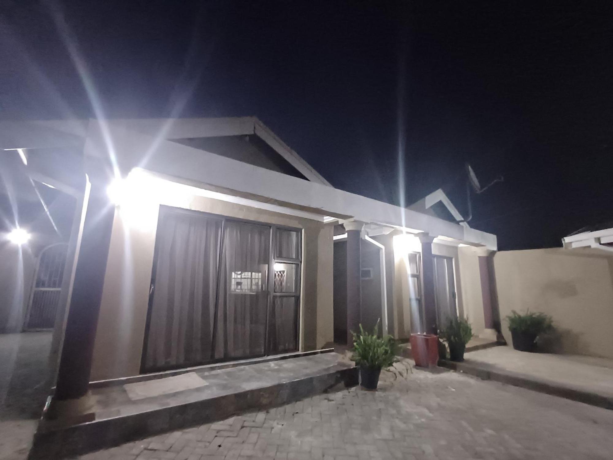 Delux Guesthouse Volksrust Bagian luar foto