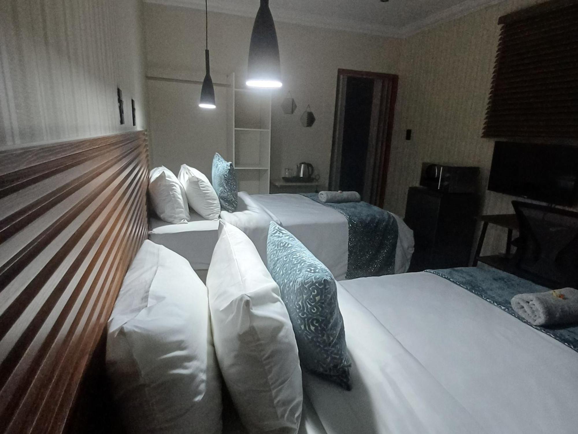 Delux Guesthouse Volksrust Bagian luar foto