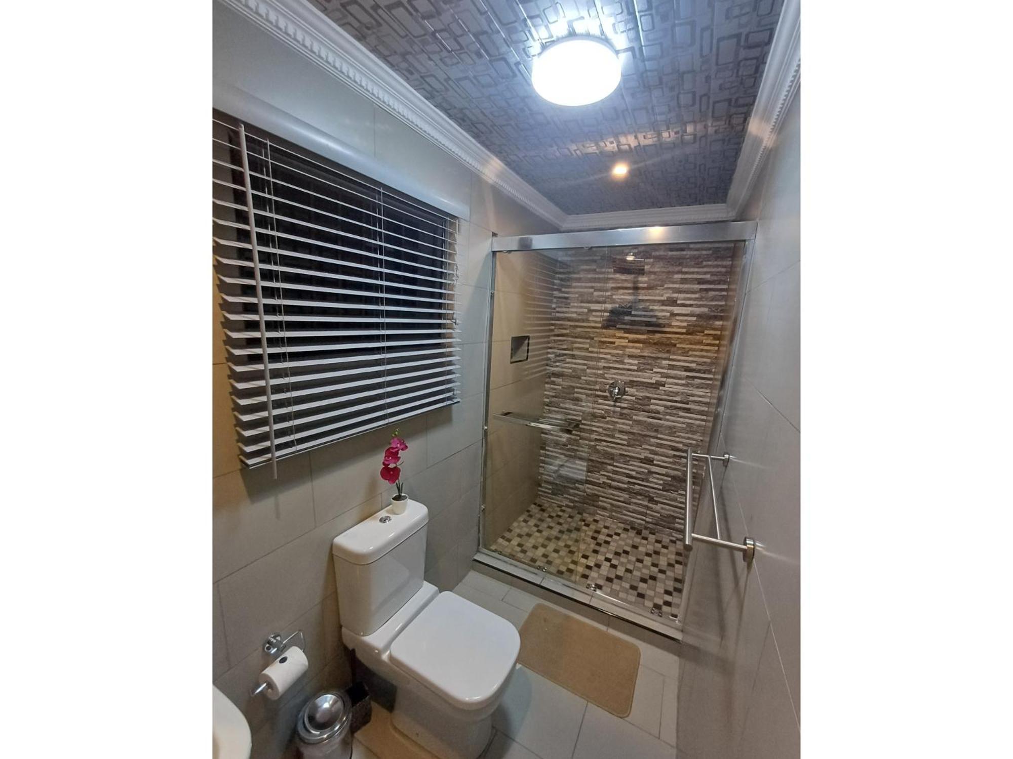 Delux Guesthouse Volksrust Bagian luar foto