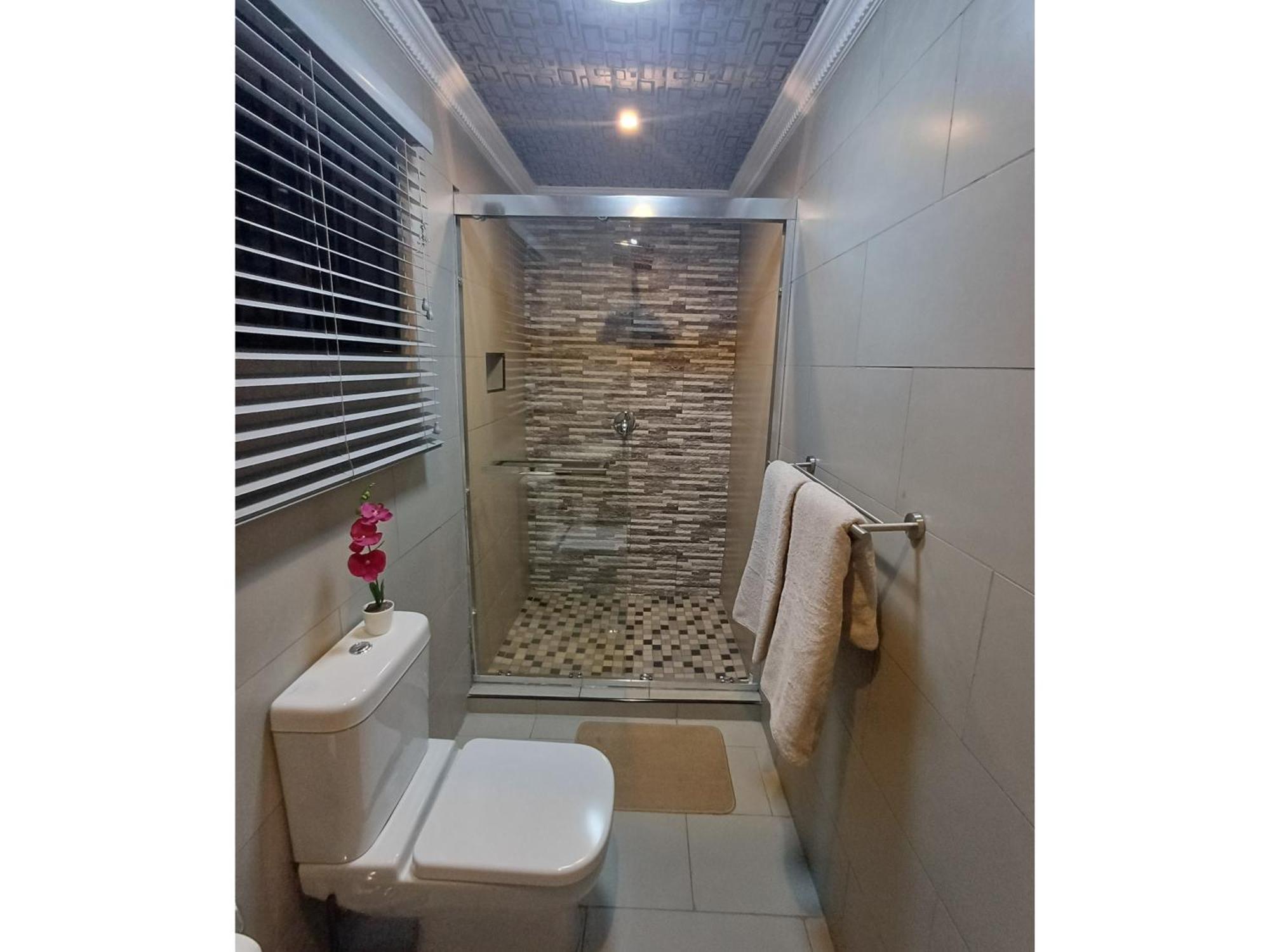 Delux Guesthouse Volksrust Bagian luar foto