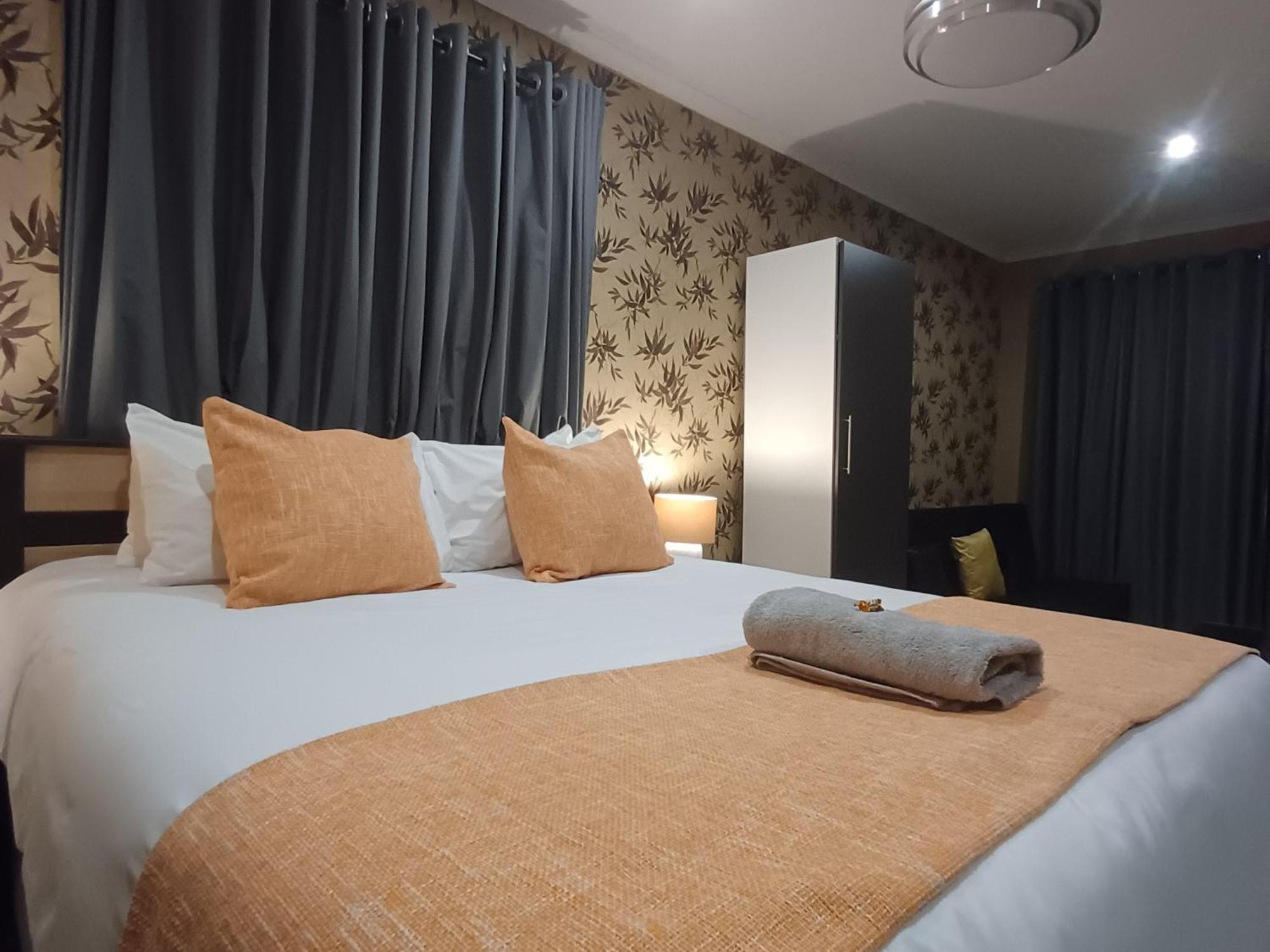 Delux Guesthouse Volksrust Bagian luar foto