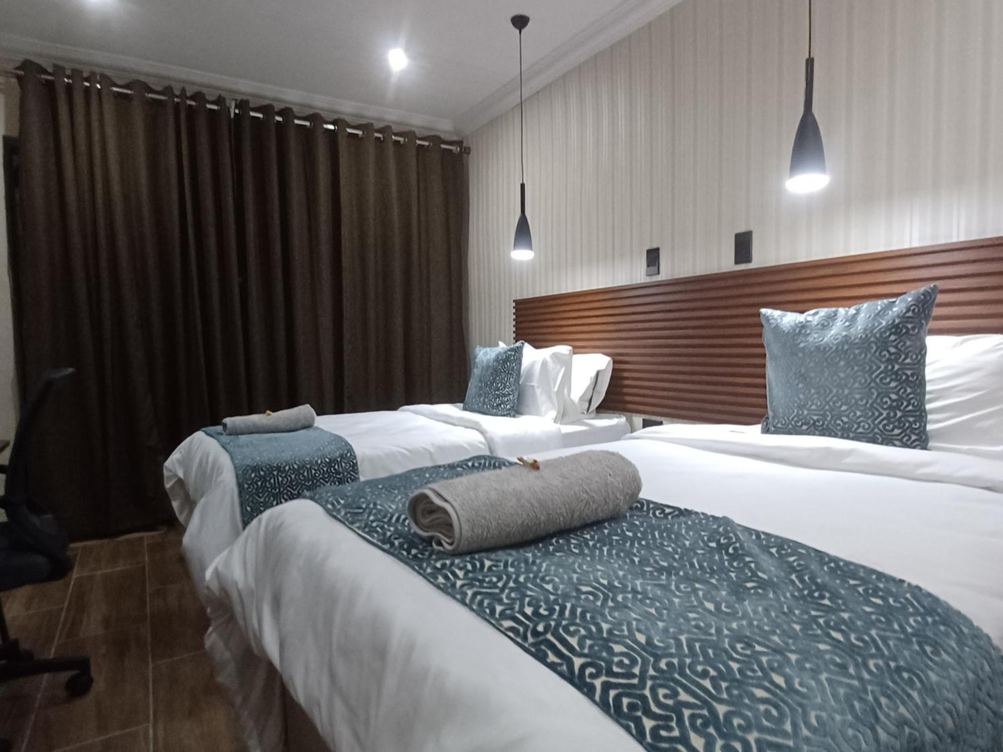 Delux Guesthouse Volksrust Bagian luar foto