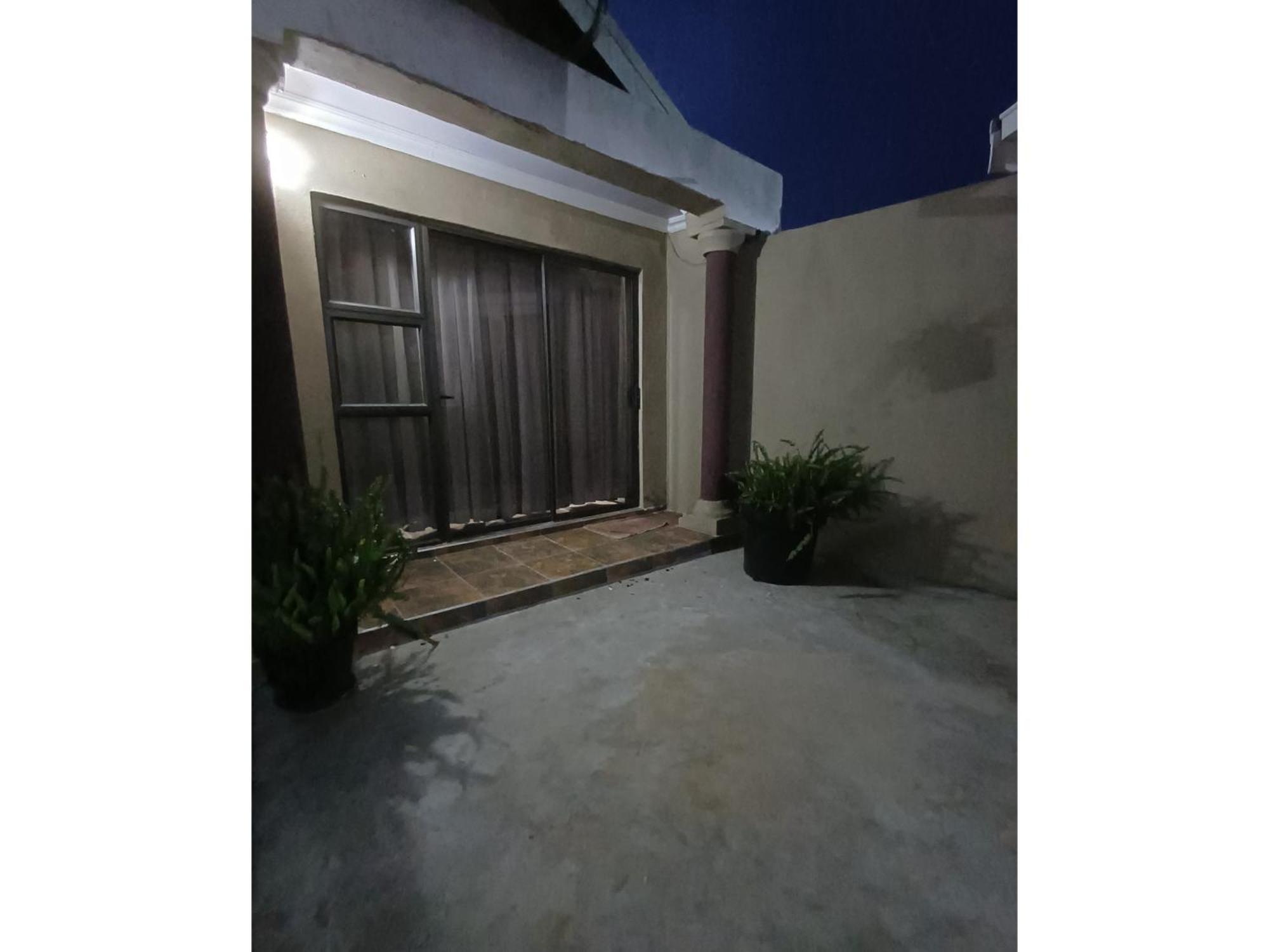 Delux Guesthouse Volksrust Bagian luar foto