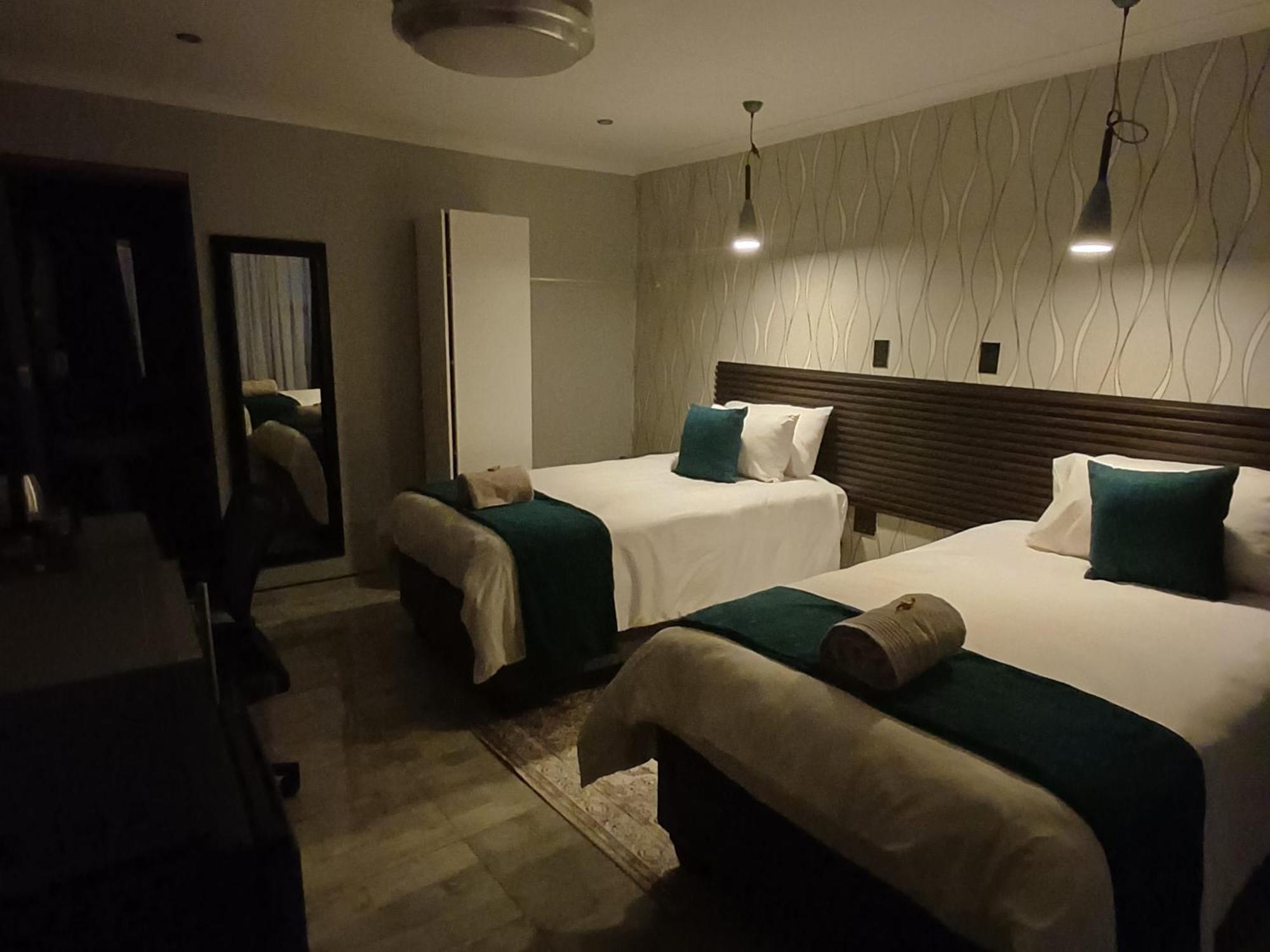 Delux Guesthouse Volksrust Bagian luar foto