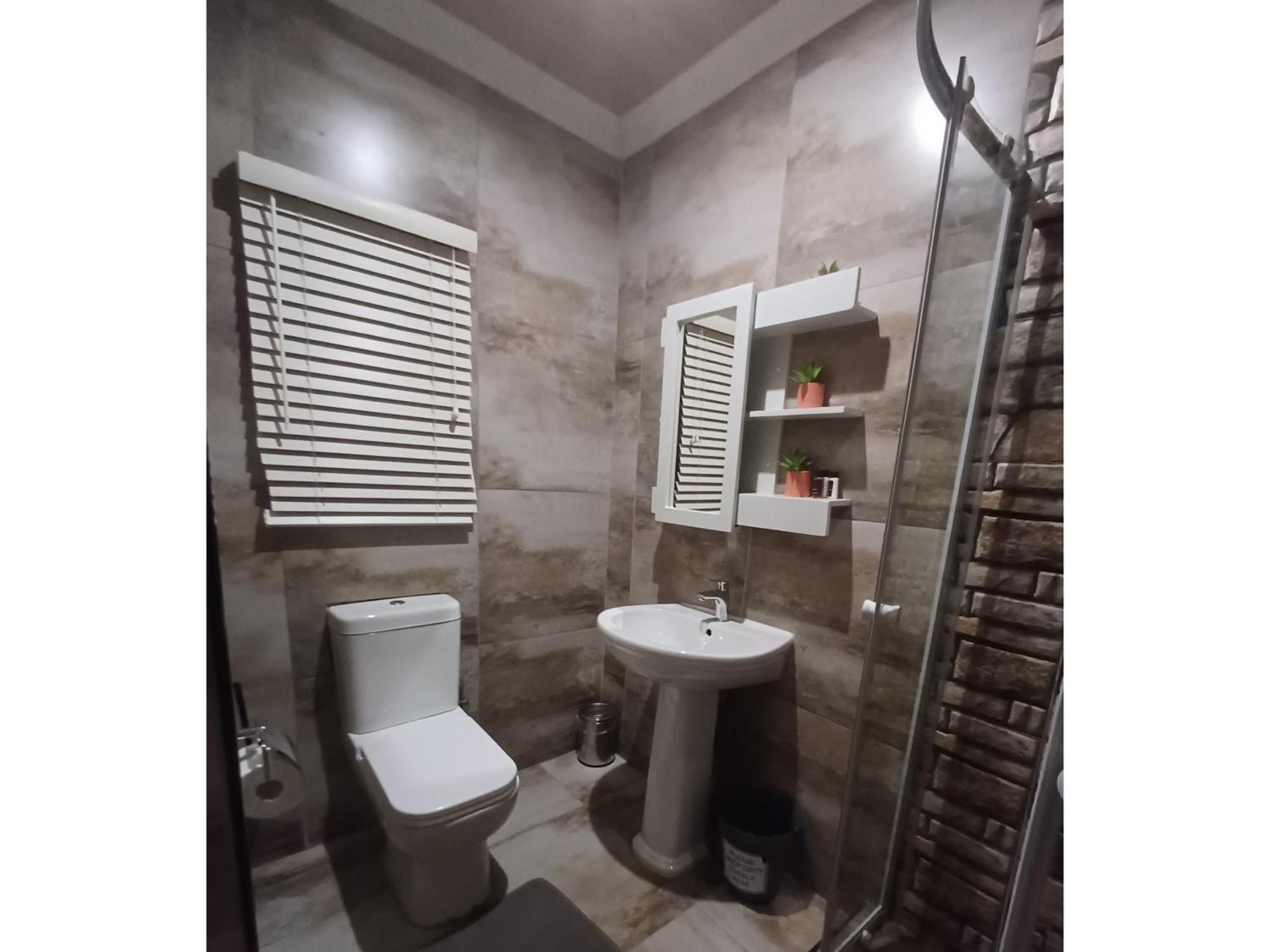 Delux Guesthouse Volksrust Bagian luar foto